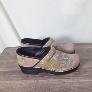 Dansko Tan Embroidered Floral Leather Clogs Size 39 US 9